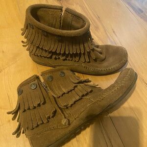 Minnetonka brown fringe suede women’s size 6